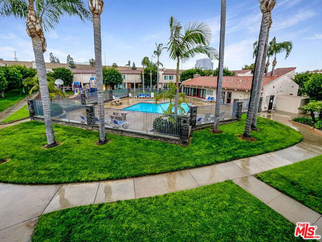 700 W La Veta Avenue, Orange CA: https://media.crmls.org/mediaz/95f2f7b8-c1dd-45c3-9e81-20edb807264c.jpg