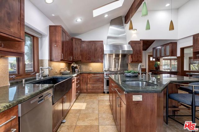 3201 Maplewood Avenue, Los Angeles CA: https://media.crmls.org/mediaz/95f5edd9-48b6-418a-9e19-0b485ef56256.jpg