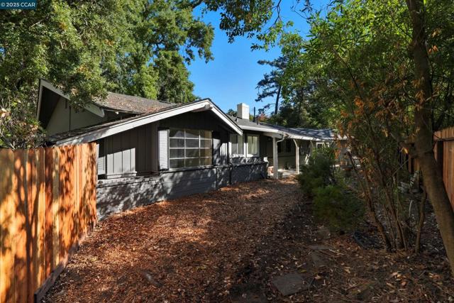 1016 Stone Valley Rd, Alamo CA: https://media.crmls.org/mediaz/95f90fbb-fef5-4be8-b094-23c72b50e6c9.jpg