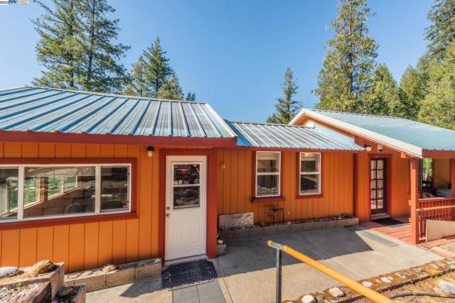 8341 East Side Rd, Trinity Center CA: https://media.crmls.org/mediaz/95f952d8-3c2e-4a84-837c-3971d4d3f9fd.jpg