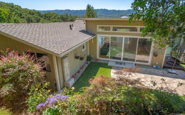 15 Kiowa Court, Portola Valley CA: https://media.crmls.org/mediaz/95fb3650-6ab3-4caf-badb-9ebac5124a57.jpg