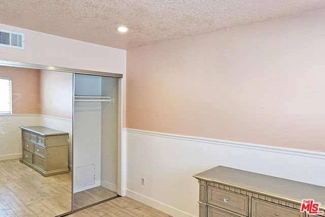 18130 Oxnard Street, Tarzana CA: https://media.crmls.org/mediaz/95fd1b56-d0a3-4b63-82ae-244c0fbc55c3.jpg
