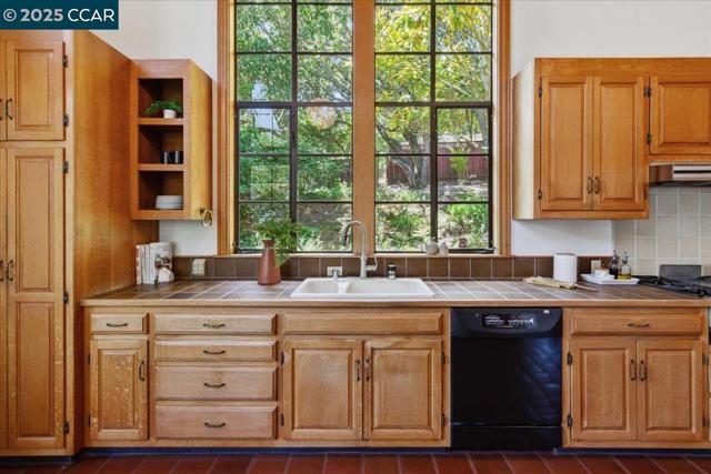 357 El Toyonal, Orinda CA: https://media.crmls.org/mediaz/95fe2616-35e1-49e6-9aa9-025a037e4107.jpg