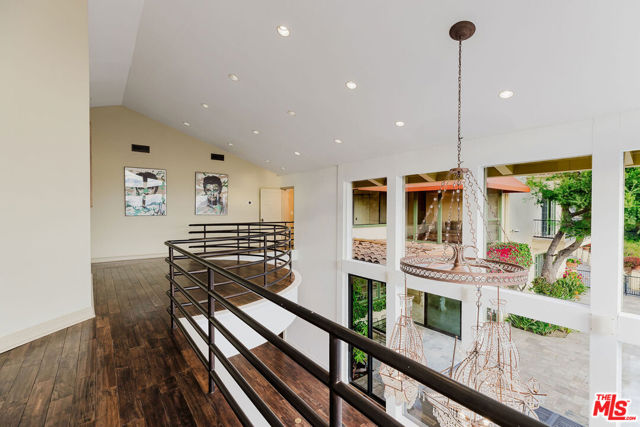 1401 Bel Air Road, Los Angeles CA: https://media.crmls.org/mediaz/95feb404-ccd0-4e34-acb5-120c729e1c95.jpg