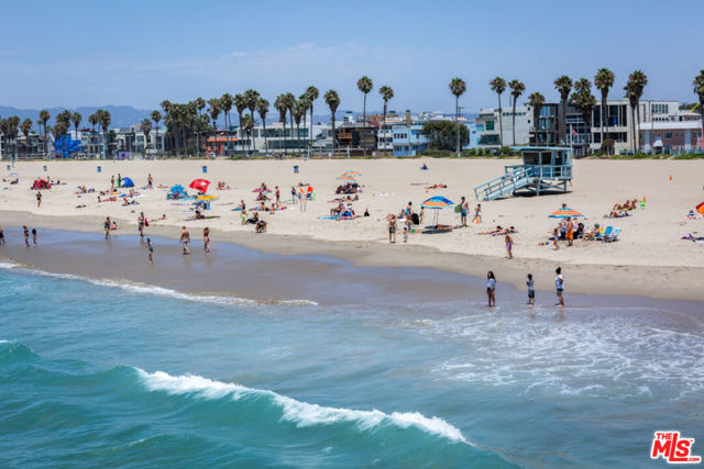 24 Westwind Street, Marina del Rey CA: https://media.crmls.org/mediaz/95ff2e06-399b-4c91-a0c7-fb426d2990d7.jpg