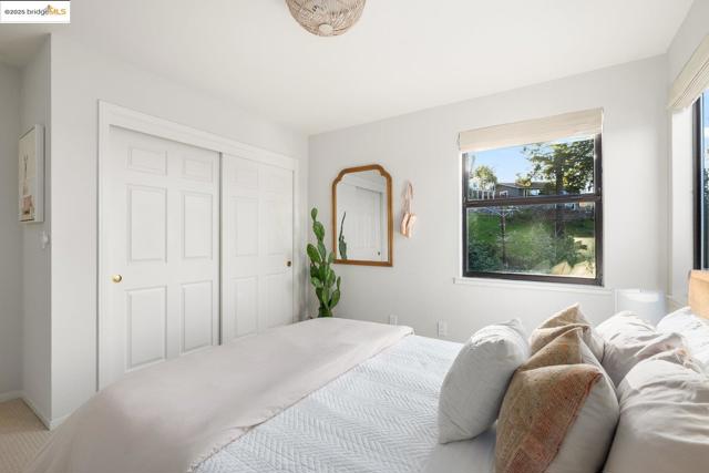 6566 Chelton Dr, Oakland CA: https://media.crmls.org/mediaz/95ffeb71-c337-4015-8459-1117a01190b4.jpg