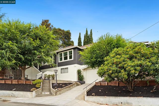 466 Clark St, Crockett CA: https://media.crmls.org/mediaz/96007180-1f62-42ec-ba79-0be83dc125e4.jpg