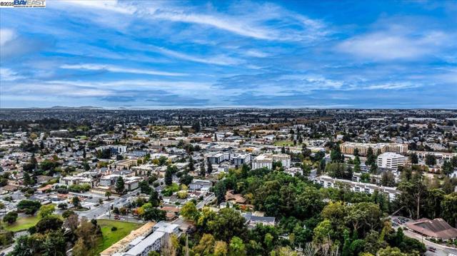 1672 Crescent Avenue, Castro Valley CA: https://media.crmls.org/mediaz/9601a9f5-61b6-4791-b47b-50d2ec33a990.jpg