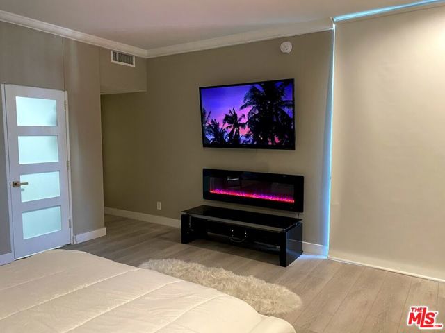 1333 S Beverly Glen Boulevard, Los Angeles CA: https://media.crmls.org/mediaz/9602252c-7672-480d-ac53-7baefcaededc.jpg