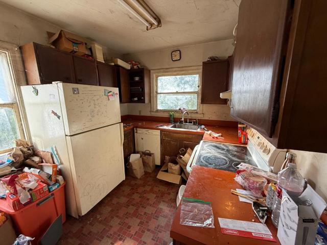 4621 Kaphan Avenue, Oakland CA: https://media.crmls.org/mediaz/96027399-5f4f-48c6-9d6a-eaf173068bd4.jpg