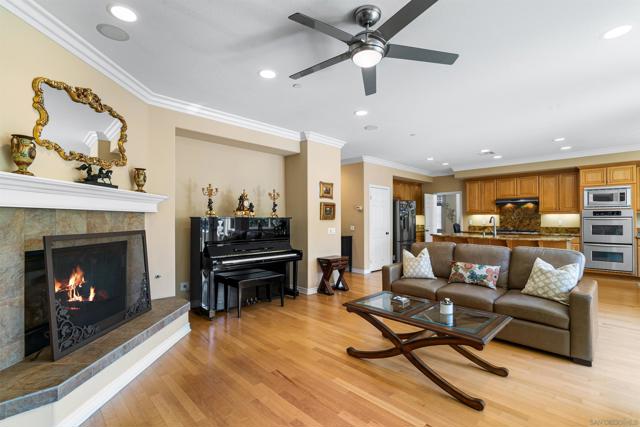 10286 Walnutdale St, San Diego CA: https://media.crmls.org/mediaz/96038224-d14f-4b51-8b39-28d397dd01f8.jpg