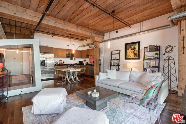 530 S Hewitt Street, Los Angeles CA: https://media.crmls.org/mediaz/9603d426-4d98-4977-a205-9e11128220e5.jpg