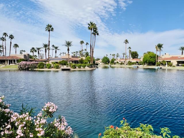 165 Lake Shore Drive, Rancho Mirage CA: https://media.crmls.org/mediaz/9603f38d-57a2-4a25-bdb9-724c0622594d.jpg