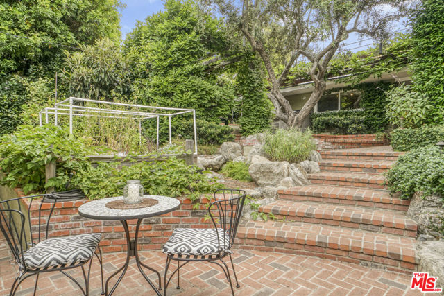 2926 Urban Avenue, Santa Monica CA: https://media.crmls.org/mediaz/9603f9e5-3b23-40e2-aab4-5cc6e4f4fd70.jpg