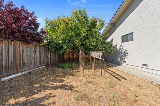 215 Rays Circle, Hollister CA: https://media.crmls.org/mediaz/9604a47f-4da0-440c-b999-292c1b1eed8c.jpg