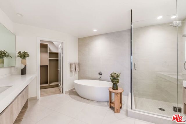 6487 Cavalleri Road, Malibu CA: https://media.crmls.org/mediaz/9604ee2a-94fc-4162-89dc-750915c6ab8b.jpg