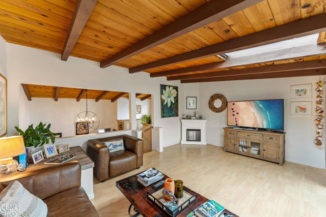 317 Cahuenga Drive, Oxnard CA: https://media.crmls.org/mediaz/960570d2-0a8a-4007-a272-a0a8db01aa81.jpg