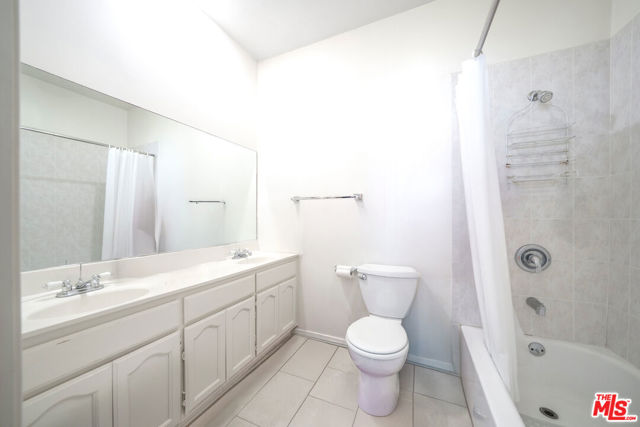 320 Westminster Avenue, Los Angeles CA: https://media.crmls.org/mediaz/96057a0c-3fa3-4a09-8fb6-01d838893fe1.jpg