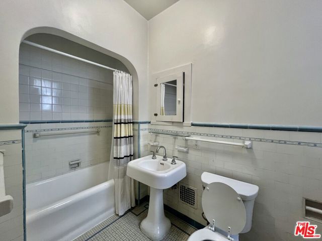 143 N Sycamore Avenue, Los Angeles CA: https://media.crmls.org/mediaz/9605e4f5-a65c-4c49-9ce3-52c59b78c762.jpg