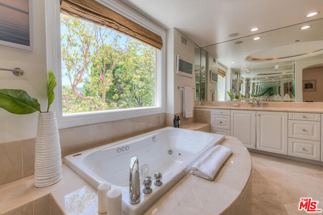 3791 WINFORD Drive, Tarzana CA: https://media.crmls.org/mediaz/96064e4e-eb1d-4936-b9ba-52656bf6862b.jpg