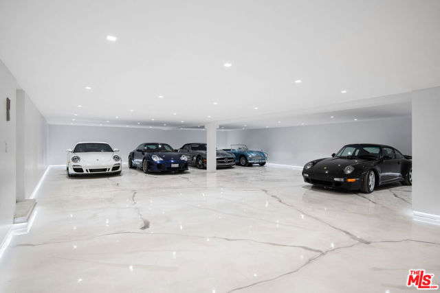 1729 Angelo Drive, Beverly Hills CA: https://media.crmls.org/mediaz/9606944d-6770-4419-942b-484daf8b47b7.jpg