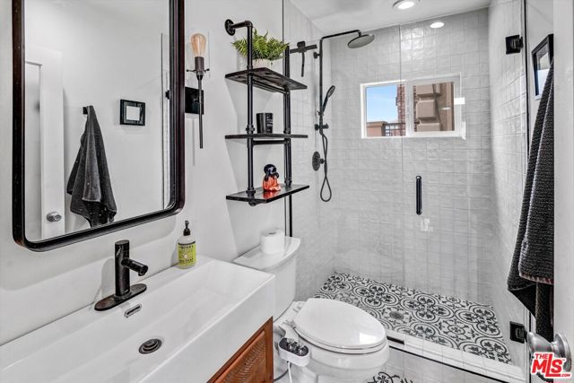 4105 Pacific Avenue, Marina del Rey CA: https://media.crmls.org/mediaz/9606a039-e1f2-439a-a2ca-b6ec290f8420.jpg