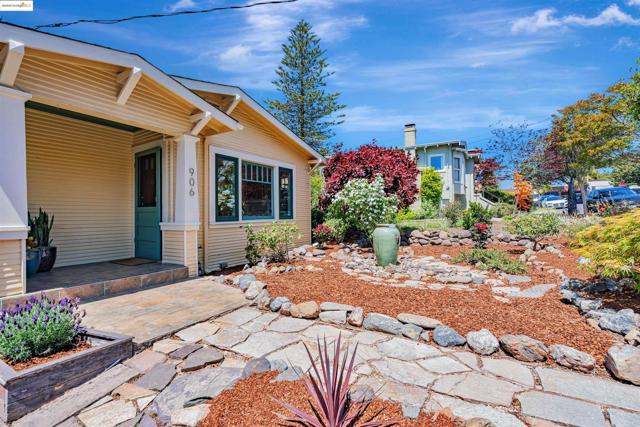 906 Carmel Ave, Albany CA: https://media.crmls.org/mediaz/96070966-42f2-4fa0-a3fa-dba0531ae6a3.jpg