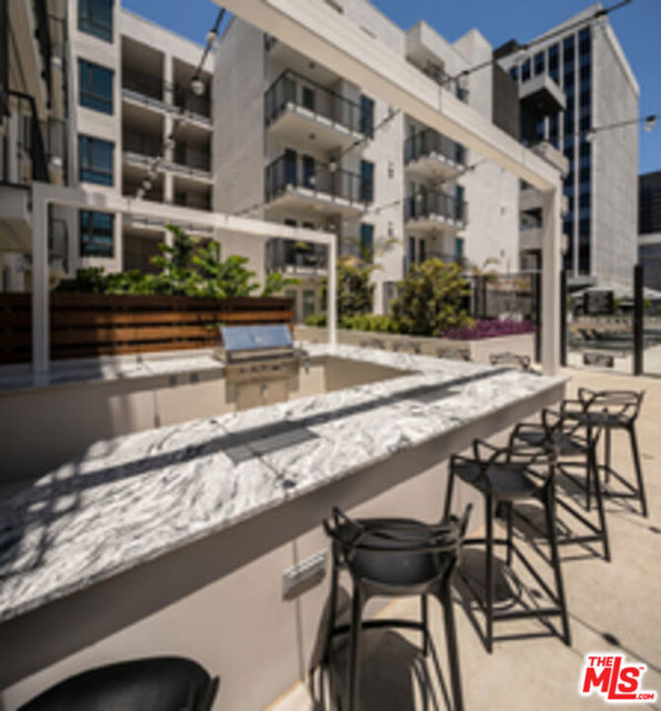 687 S Hobart Boulevard, Los Angeles CA: https://media.crmls.org/mediaz/96083e31-ff08-441e-a8d4-3577e8ea6b38.jpg