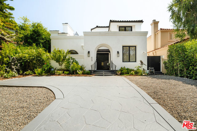 609 21st Place, Santa Monica CA: https://media.crmls.org/mediaz/96084431-75c6-4225-aeb9-9e383036bc91.jpg