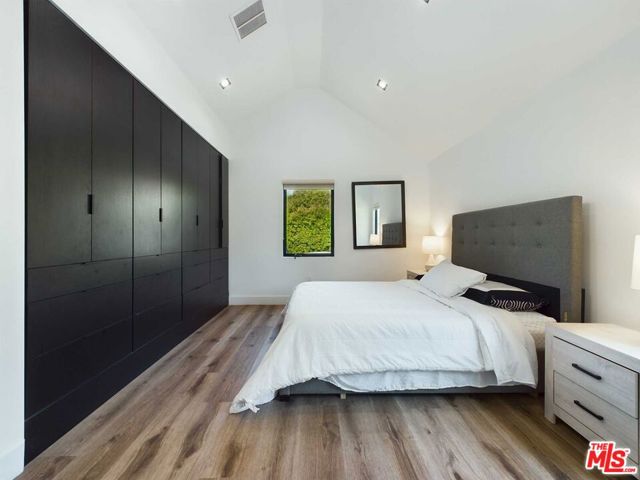 5109 Longridge Avenue, Sherman Oaks CA: https://media.crmls.org/mediaz/9608b178-a0b7-4202-a07f-fdc6a90d43c9.jpg