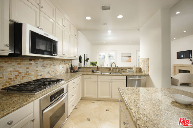 143 N Arnaz Drive, Beverly Hills CA: https://media.crmls.org/mediaz/960a1bb2-a4ec-41f0-9906-0e405f993520.jpg