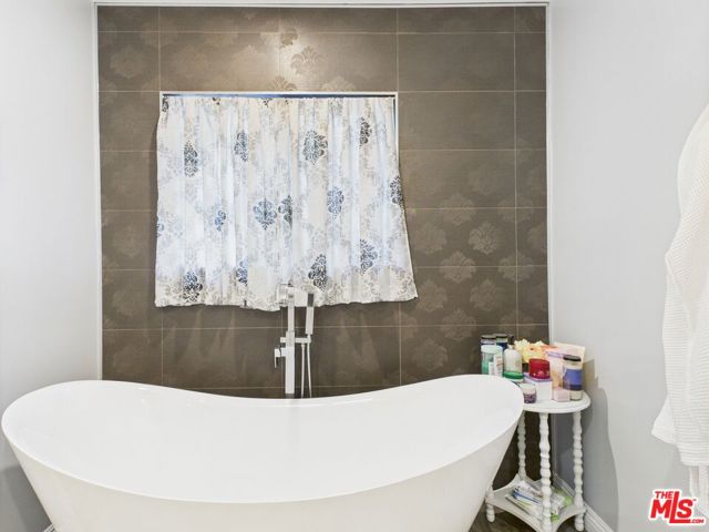 4723 Dunas Lane, Tarzana CA: https://media.crmls.org/mediaz/960ade71-89f3-4ec2-881f-5f8c05023ac7.jpg