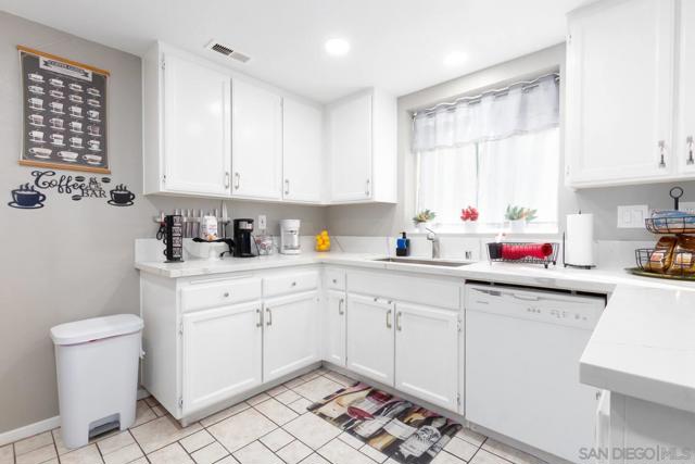 24643 Leafwood Dr, Murrieta CA: https://media.crmls.org/mediaz/960c0c3e-99b6-4c6a-8655-9afd6b9b7304.jpg