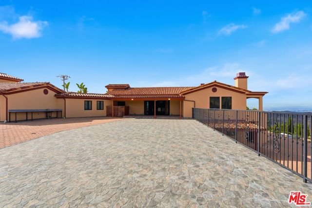 10825 Pacific View Drive, Malibu CA: https://media.crmls.org/mediaz/960ccd92-d4a2-41f7-a3d7-5f3a30210d5e.jpg