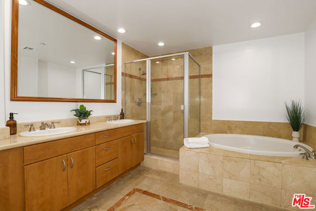1862 S Bentley Avenue, Los Angeles CA: https://media.crmls.org/mediaz/960d5844-c1bb-493d-b7f3-36890b0a6503.jpg