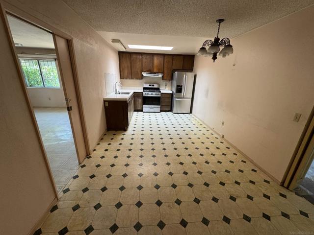 10490 Stanfield Cir, San Diego CA: https://media.crmls.org/mediaz/960e051f-9f21-4c84-a35b-a199ef64e8c8.jpg