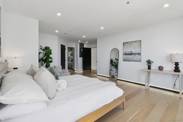 700 Front St, San Diego CA: https://media.crmls.org/mediaz/960eb725-13be-41c9-b27f-db3a202587a6.jpg