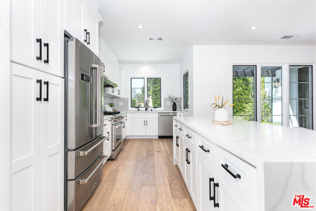 732 N Cherokee Avenue, Los Angeles CA: https://media.crmls.org/mediaz/960ecfd7-23e7-4c15-8874-a67a1b28d18d.jpg
