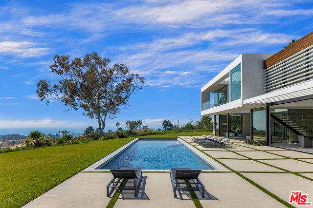 5601 Kanan Dume Road, Malibu CA: https://media.crmls.org/mediaz/960f6d59-8f55-4dca-88f7-ddb46ae15cb3.jpg