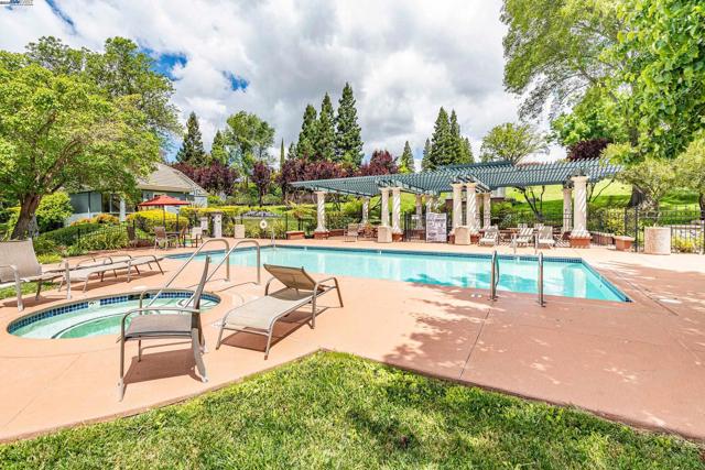 4009 W Lakeshore Drive, San Ramon CA: https://media.crmls.org/mediaz/960f919e-4ddf-43c0-b132-65797f390b42.jpg