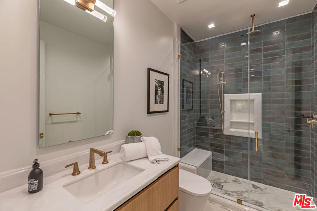 409 21st Street, Santa Monica CA: https://media.crmls.org/mediaz/96100c4f-05c6-4027-a200-46764ddf8675.jpg