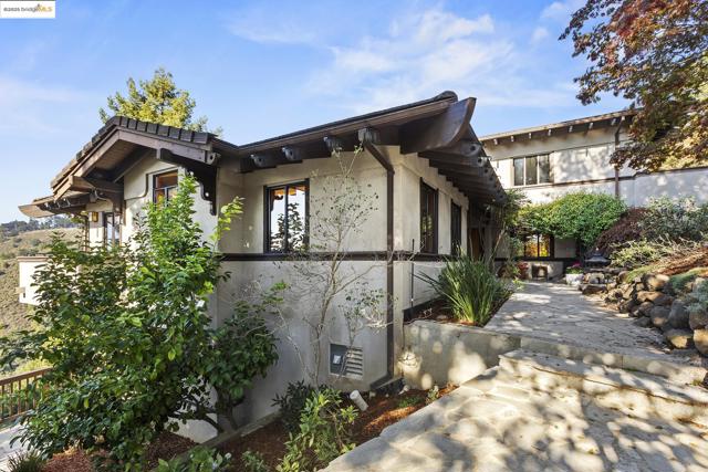 25 Dartmouth Dr, Berkeley CA: https://media.crmls.org/mediaz/96101350-0be4-4d34-893c-02d77fb5fe30.jpg