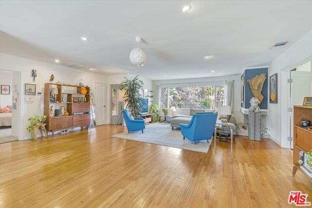 2316 Laurelmont Place, Los Angeles CA: https://media.crmls.org/mediaz/96113156-519c-4a6d-868d-20cdb7b8d809.jpg
