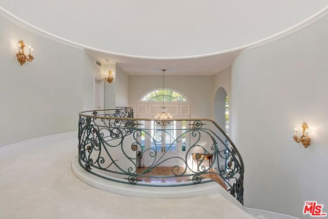 2327 Weybridge Lane, Los Angeles CA: https://media.crmls.org/mediaz/9611aa45-1a09-45e1-b6b5-9e473bc3e762.jpg