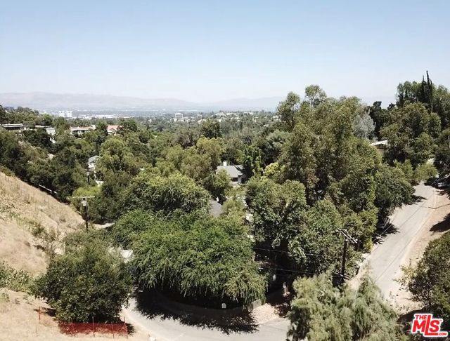 4601 Ensenada Drive, Woodland Hills CA: https://media.crmls.org/mediaz/9611e9d8-67bd-44fb-b3b1-cbc2e603209e.jpg