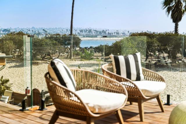 2623 Ocean Front Walk, San Diego CA: https://media.crmls.org/mediaz/961293d4-628c-4387-b628-57fc2f187f0b.jpg