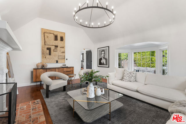 6475 San Marco Circle, Los Angeles CA: https://media.crmls.org/mediaz/9612a78b-ae5f-445d-8c00-4a483c2c95f4.jpg