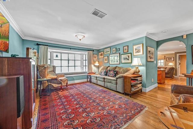 203 Roberta Ave, Pleasant Hill CA: https://media.crmls.org/mediaz/9612b128-161d-4a77-9c3e-01af54965629.jpg