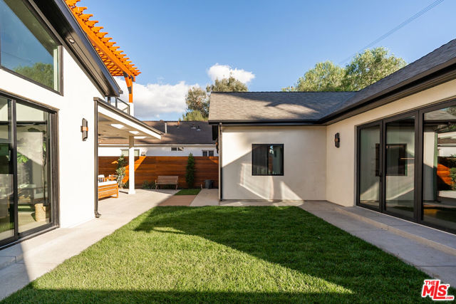 3076 Glenhurst Avenue, Los Angeles CA: https://media.crmls.org/mediaz/9614099e-b758-4587-b99b-db50973013d5.jpg