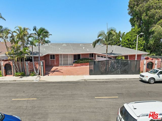 4260 S Cloverdale Avenue, Los Angeles CA: https://media.crmls.org/mediaz/96140c7d-b1bd-41f7-8247-0e6653c600ad.jpg